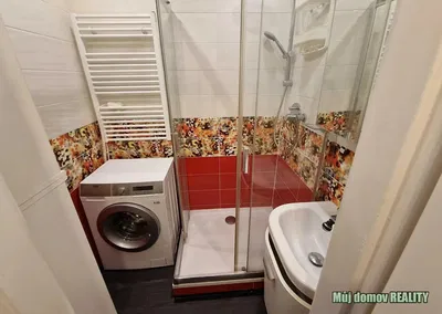 Bagno; pavimento in piastrelle, luce naturale, ristrutturato