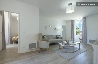 Wohnzimmer; tageslicht, moderner stil, holzboden