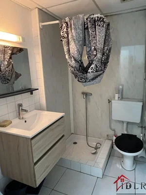 Tuvalet; fayans zemin, doğal ışık, tadilatlı