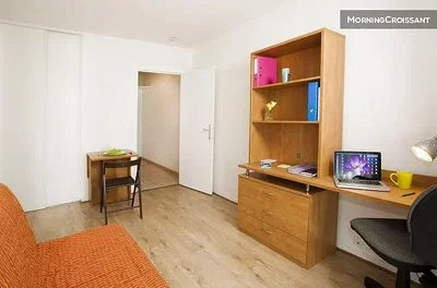 Ložnice; dřevěná podlaha, přirozené světlo, moderní styl