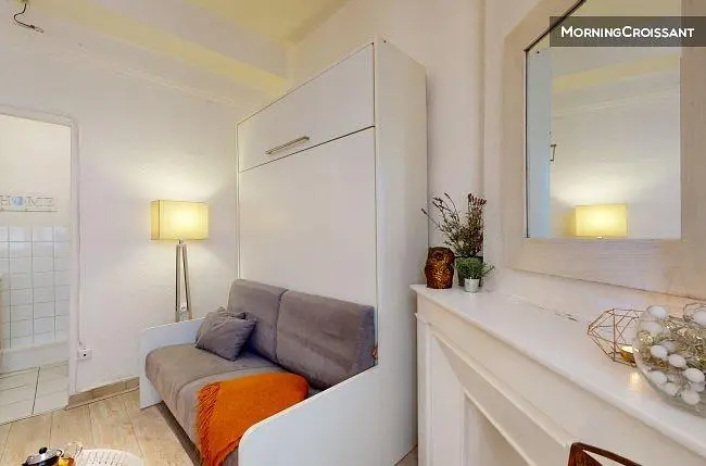 Quarto; estilo moderno, luz natural