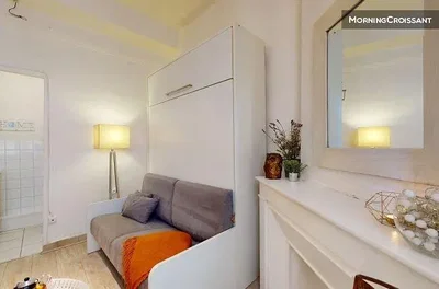 Quarto; estilo moderno, luz natural