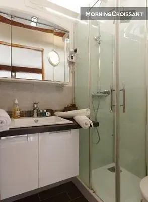 Banyo; doğal ışık, tadilatlı