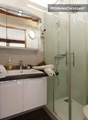 Banyo; doğal ışık, tadilatlı