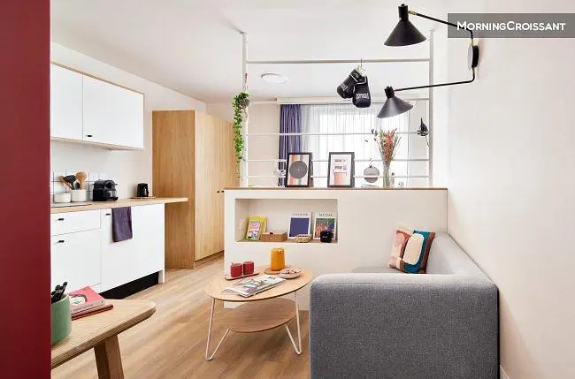 Wohnzimmer; küchengeräte, tageslicht, moderner stil, holzboden