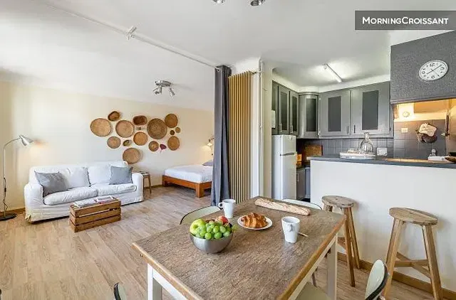 Soggiorno; luce naturale, pavimento in legno, stile moderno