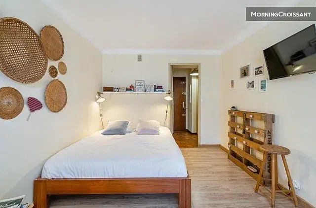 Camera da letto; luce naturale, stile moderno, pavimento in legno