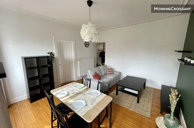 Soggiorno; pavimento in legno, luce naturale, stile moderno