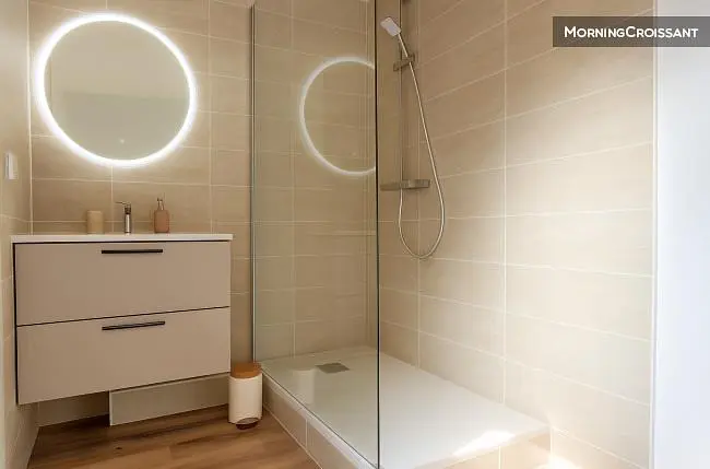 Banyo; fayans zemin, tadilatlı, doğal ışık, modern stil