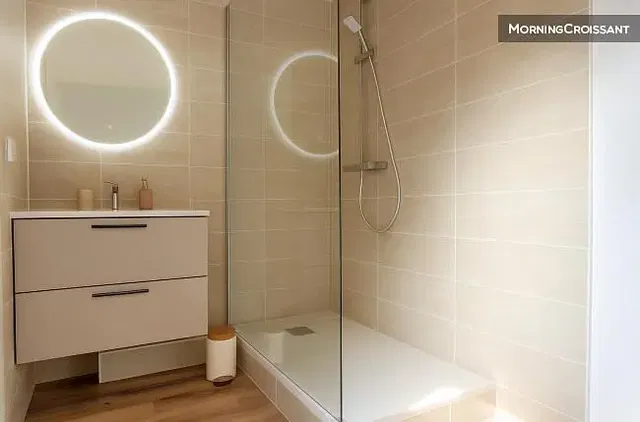 Badezimmer; fliesenboden, renoviert, tageslicht, moderner stil