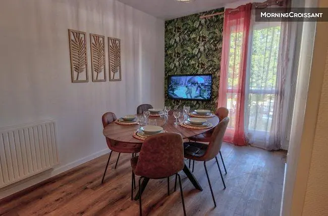 Yemek odası; modern stil, ahşap zemin, doğal ışık