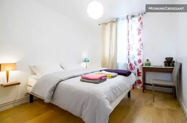 Schlafzimmer; tageslicht, holzboden