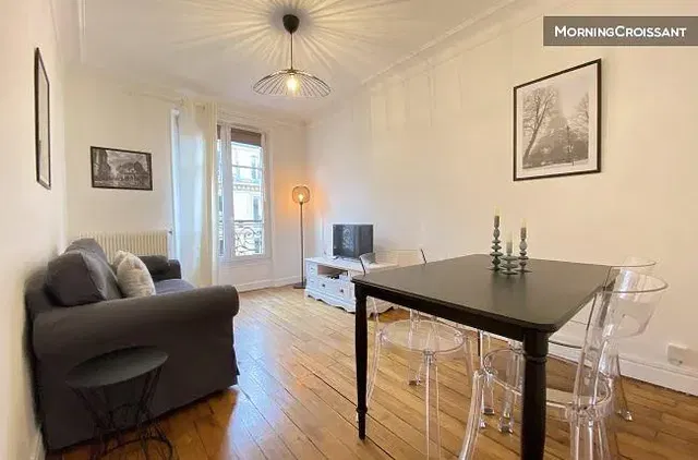 Living room; wood floor, natural light, modern style