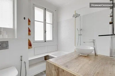 Banyo; doğal ışık, tadilatlı, ahşap zemin