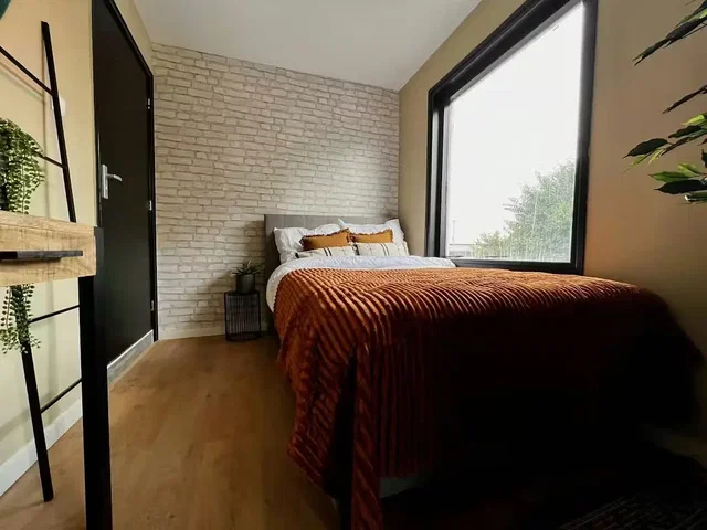 Schlafzimmer; tageslicht, holzboden