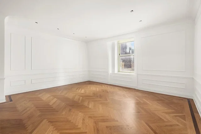 Salon; podłoga drewniana, światło dzienne, widok