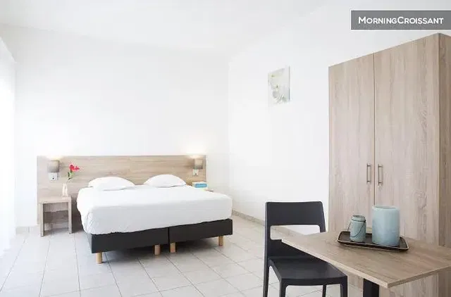 Camera da letto; pavimento in piastrelle, luce naturale