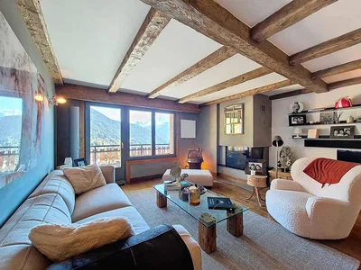 Wohnzimmer; blick, holzbalken, kamin, tageslicht