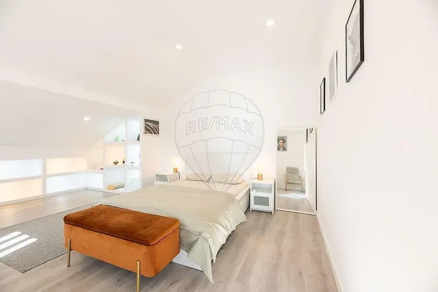 Dormitorio; luz natural, estilo moderno, suelo de madera