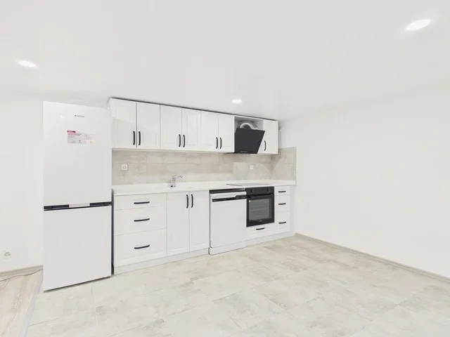 Cucina; elettrodomestici, pavimento in piastrelle, ristrutturato, luce naturale, stile moderno