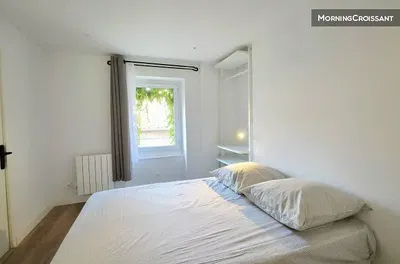 Yatak odası; doğal ışık, ahşap zemin