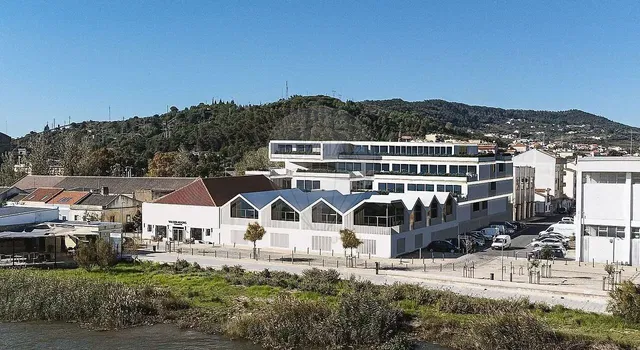 Dům a okolí; výhled