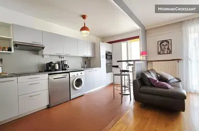 Kuhinja; kuhinjski aparati, prirodno svjetlo, moderni stil