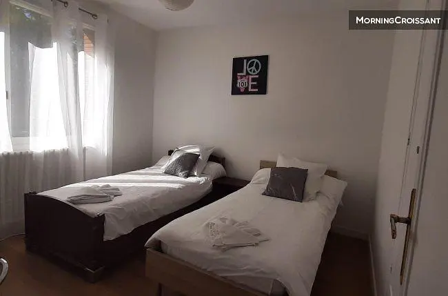 Спаваћа соба; природно светло, модерни стил