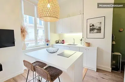 Mutfak; manzara, ahşap zemin, doğal ışık, modern stil