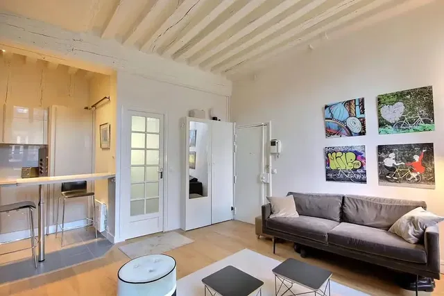 Wohnzimmer; tageslicht, moderner stil, holzbalken, hohe decken