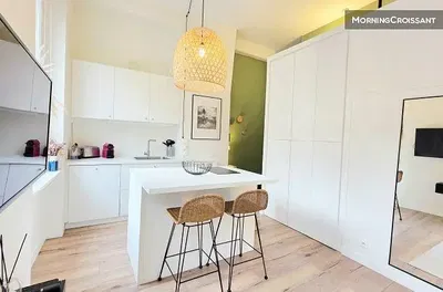 Mutfak; mutfak aletleri, doğal ışık, modern stil, ahşap zemin