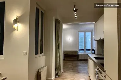 Mutfak; doğal ışık, ahşap zemin, tadilatlı