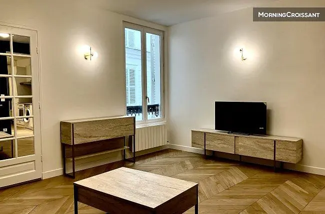 Oturma odası; ahşap zemin, doğal ışık, modern stil