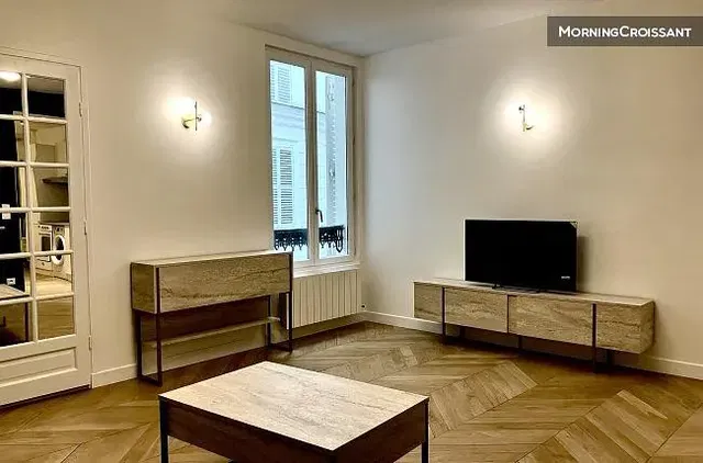 Хол; дървен под, естествена светлина, модерен стил