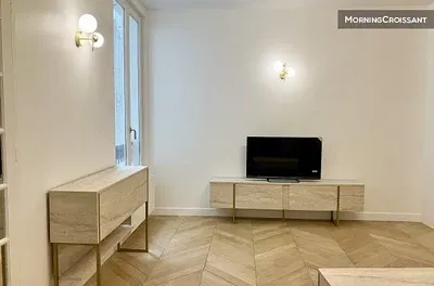 Oturma odası; modern stil, ahşap zemin, doğal ışık