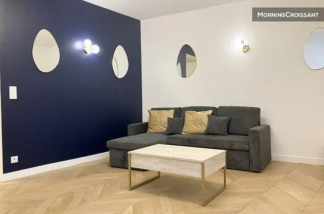 Oturma odası; ahşap zemin, modern stil, doğal ışık