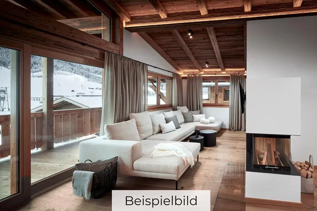 Salon; kominek, belki drewniane, widok, styl rustykalny, światło dzienne