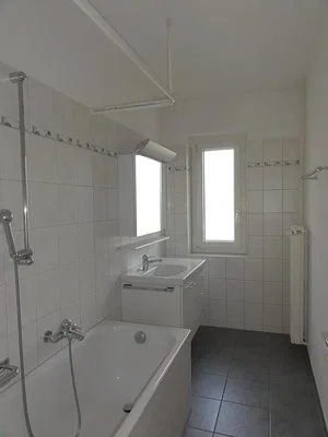 Baño; suelo de baldosas, luz natural, renovado