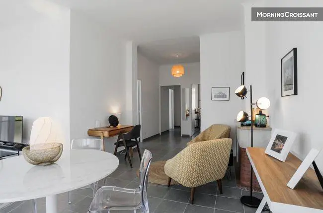 Oturma odası; modern stil, doğal ışık, ahşap zemin