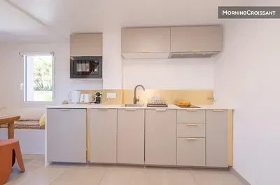 Mutfak; mutfak aletleri, fayans zemin, doğal ışık