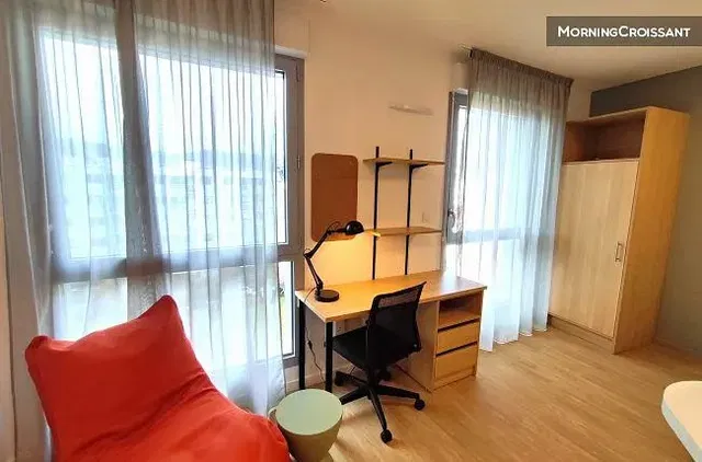 Chambre; lumière naturelle, parquet