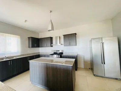 Küche; küchengeräte, fliesenboden, tageslicht, moderner stil