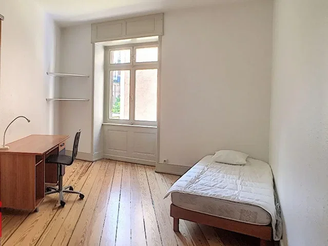 Schlafzimmer; holzboden, tageslicht