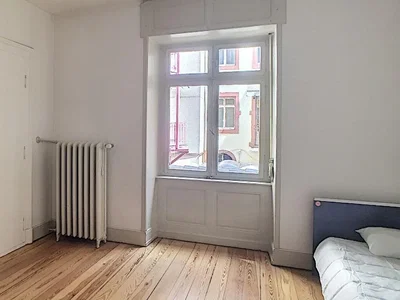 Yatak odası; ahşap zemin, doğal ışık, manzara