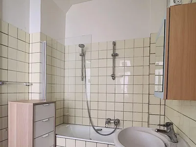 Banyo; fayans zemin, tadilat gerekiyor, doğal ışık