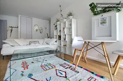 Oturma odası; doğal ışık, modern stil