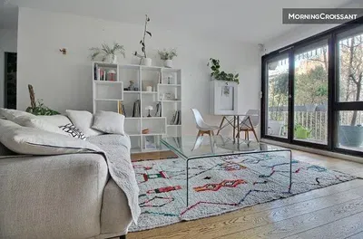 Oturma odası; doğal ışık, ahşap zemin, modern stil, manzara