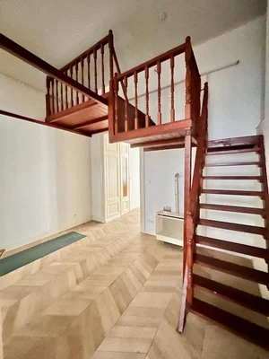 Wohnzimmer; holzboden, holzbalken, kamin