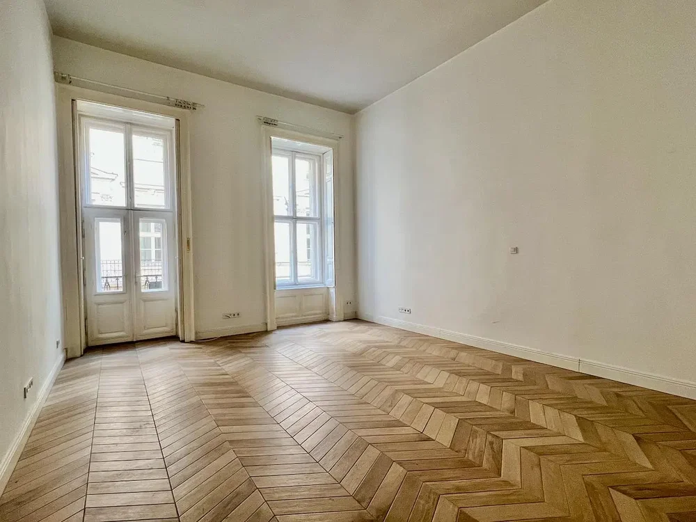 Wohnzimmer; blick, holzboden, tageslicht