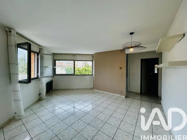 Salon; podłoga z płytek, widok, światło dzienne